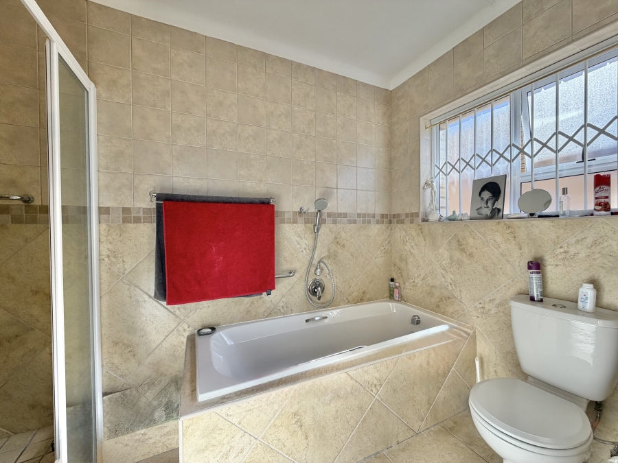 3 Bedroom Property for Sale in Wavecrest Eastern Cape